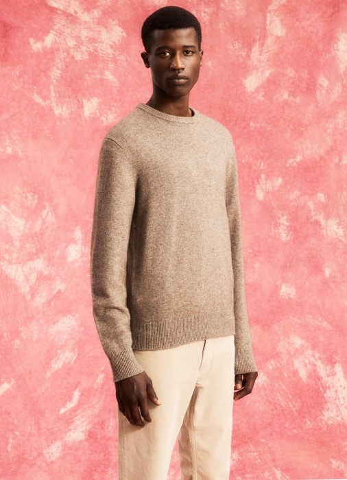 Товар бежевого цвета с внутренней стороны