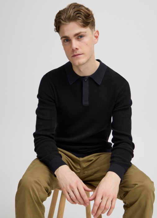 Товар черного цвета с внутренней стороны