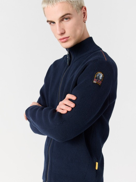 Товар синего цвета с внутренней стороны