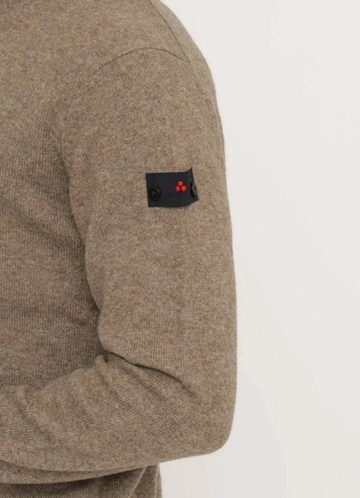 Товар бежевого цвета с внутренней стороны