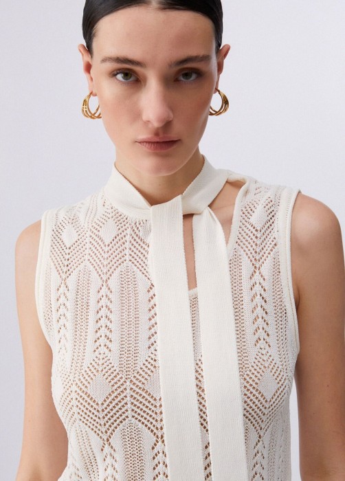 Товар бежевого цвета с внутренней стороны