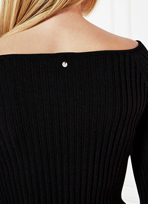 Товар черного цвета с внутренней стороны