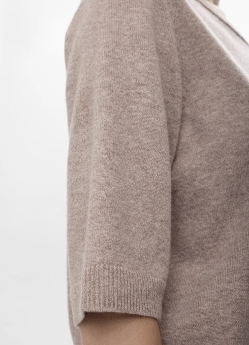 Товар бежевого цвета с внутренней стороны