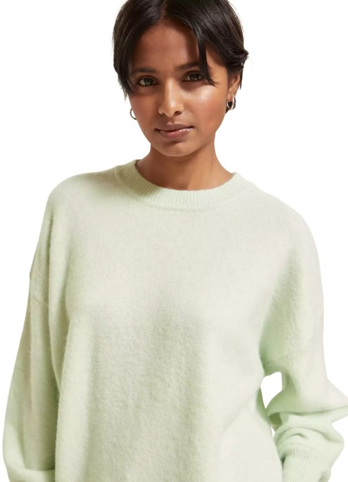 Товар зеленого цвета с внутренней стороны