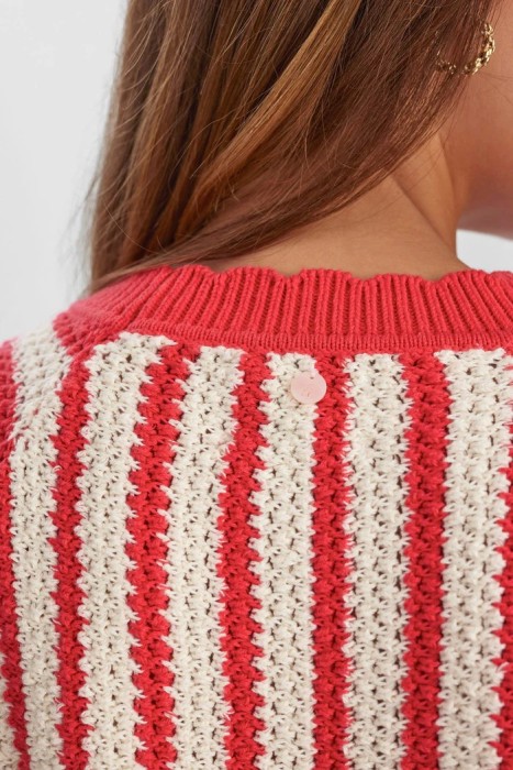 Товар красного цвета с внутренней стороны