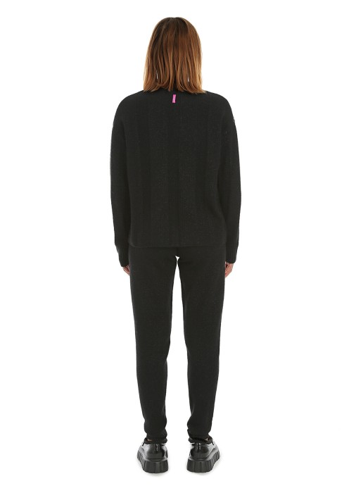 Товар черного цвета с внутренней стороны