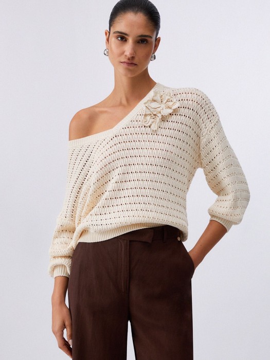 Товар бежевого цвета с внутренней стороны