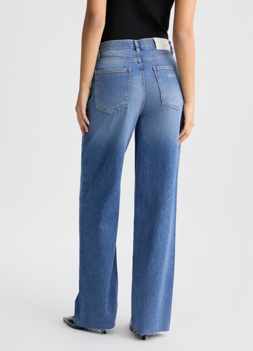 Товар синего цвета с внутренней стороны