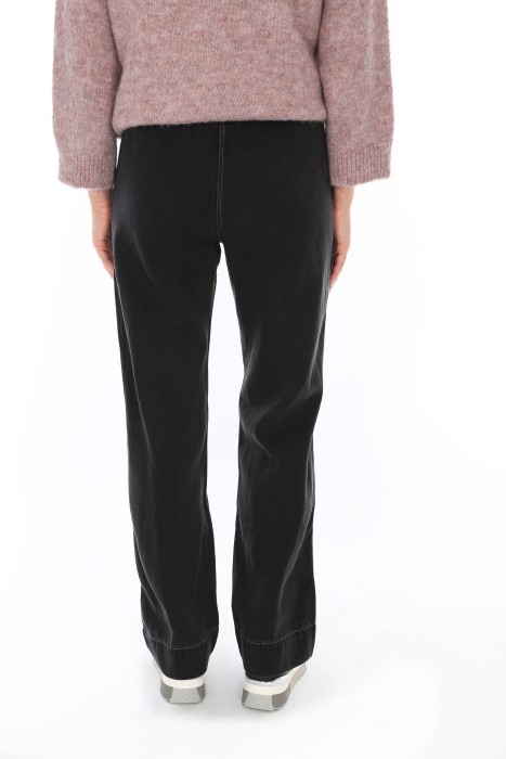 Товар черного цвета с внутренней стороны