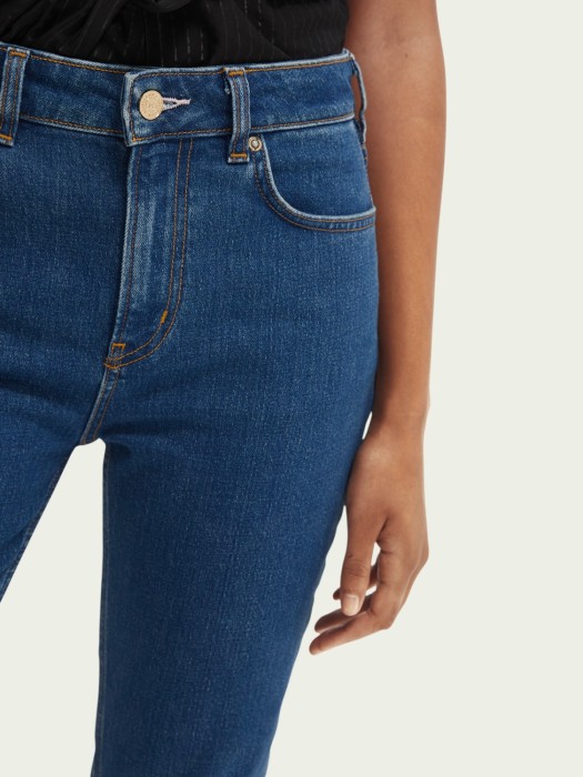 Товар синего цвета с внутренней стороны