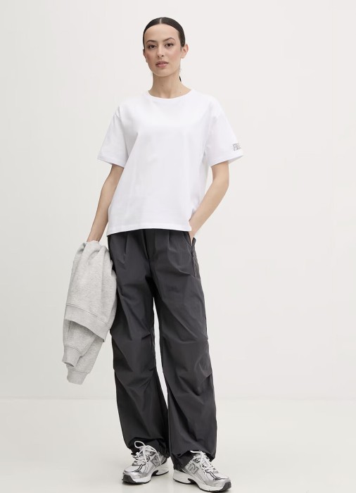 футболка женская cara  классического стиля с лицевой стороны