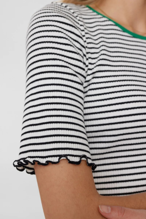 Товар черного цвета с внутренней стороны