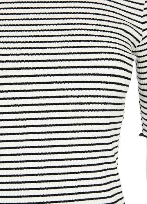 футболка женская lara  универсального стиля с лицевой стороны