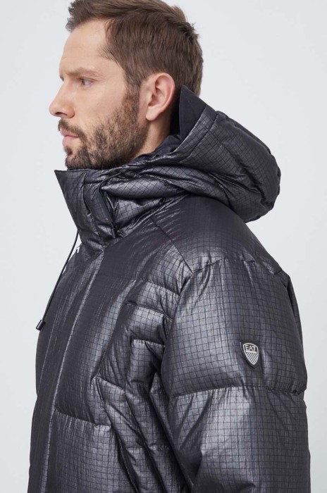 Товар черного цвета с внутренней стороны