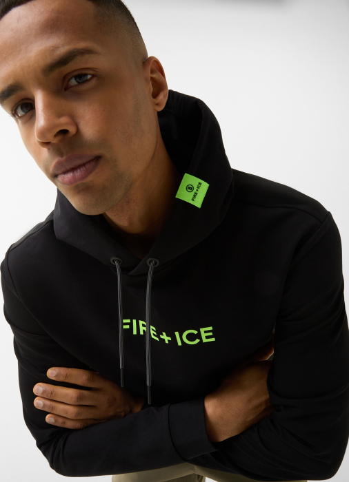 Товар черного цвета с внутренней стороны