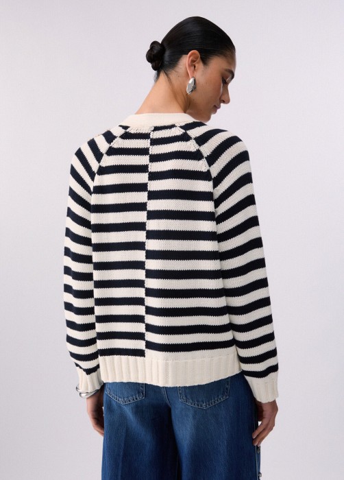 Товар черного цвета с внутренней стороны