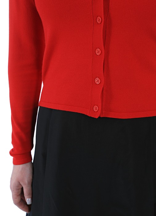 Товар красного цвета с внутренней стороны