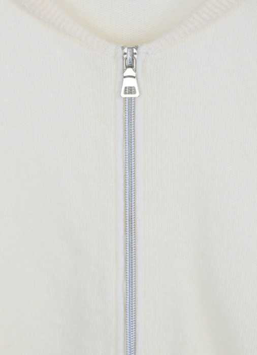 Товар бежевого цвета с внутренней стороны