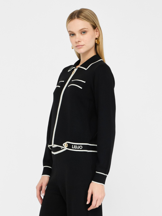 Товар черного цвета с внутренней стороны