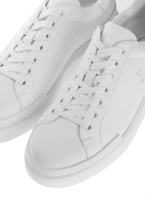 Товар белого цвета с внутренней стороны