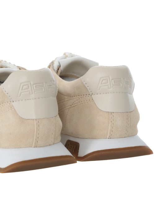 Товар бежевого цвета с внутренней стороны