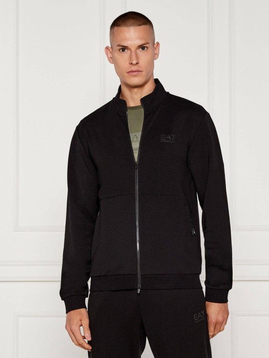 Товар черного цвета с внутренней стороны