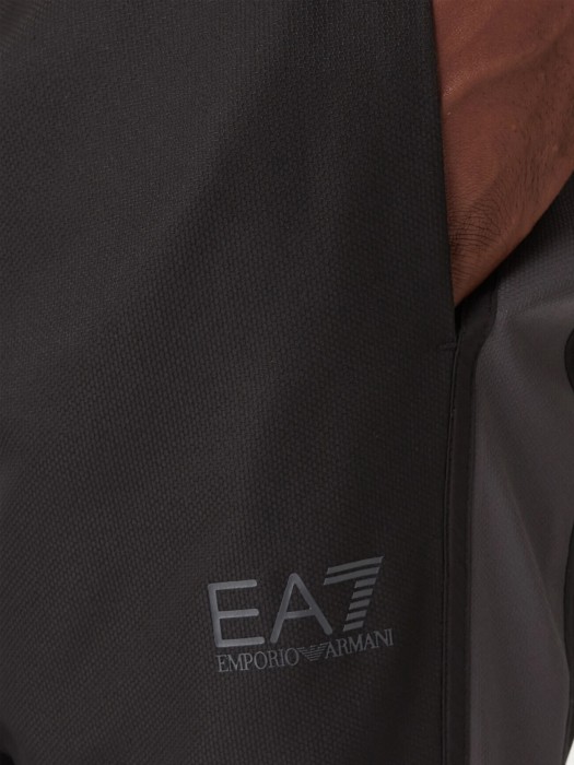 Товар черного цвета с внутренней стороны