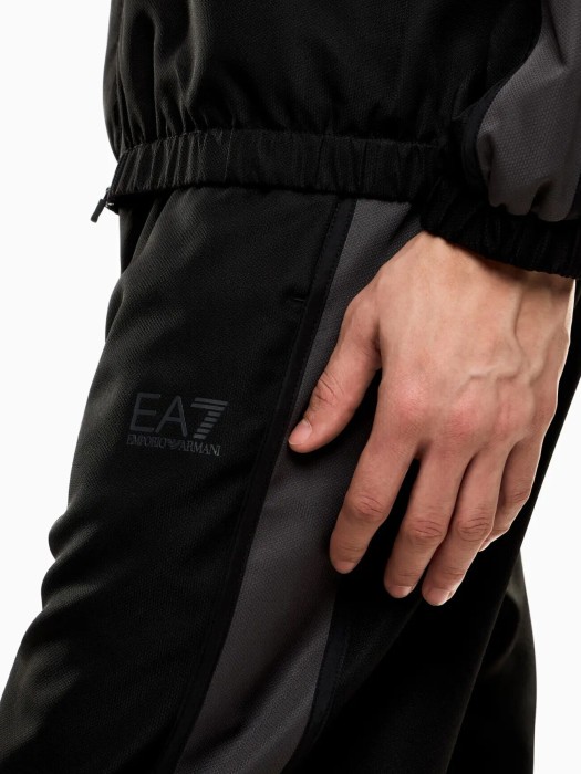 костюм мужской  из полиэстера спереди