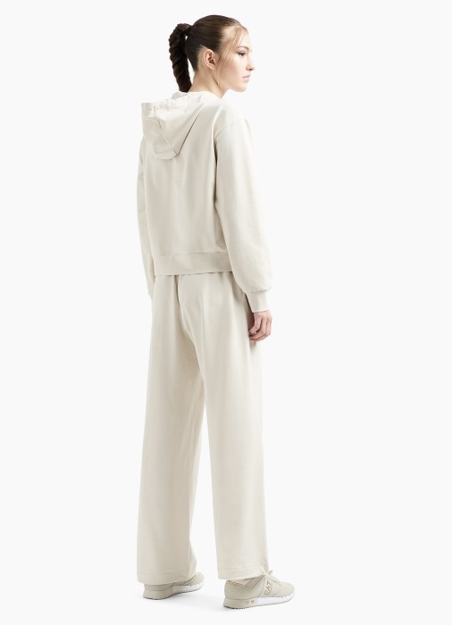 Товар бежевого цвета с внутренней стороны