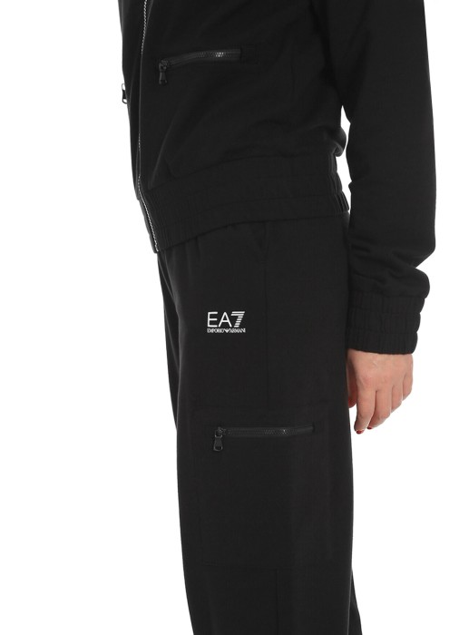 Товар черного цвета с внутренней стороны