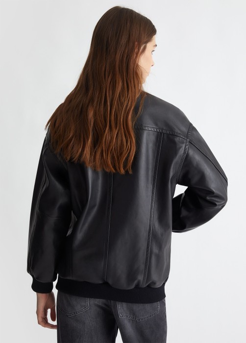 Товар черного цвета с внутренней стороны