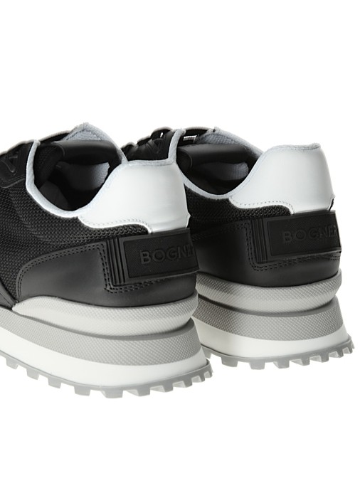 Товар черного цвета с внутренней стороны