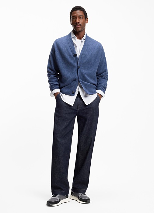 Товар черного цвета с внутренней стороны