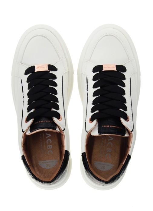 Товар белого цвета с внутренней стороны