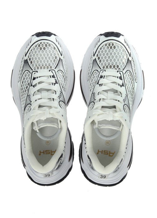 Товар черного цвета с внутренней стороны