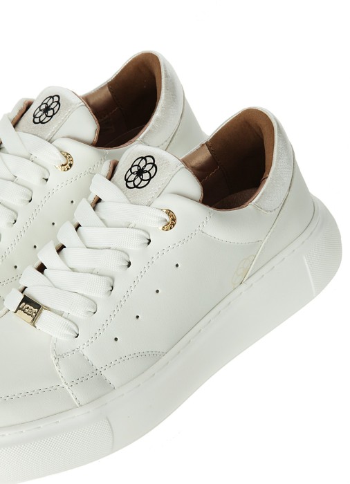 Товар белого цвета с внутренней стороны