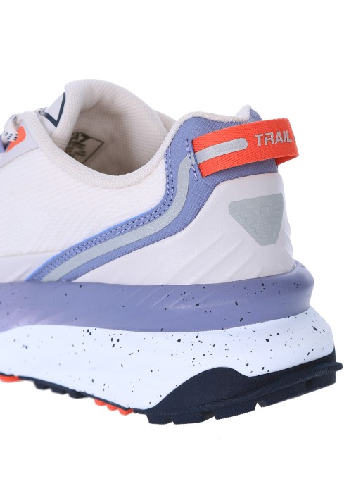 Товар белого цвета с внутренней стороны