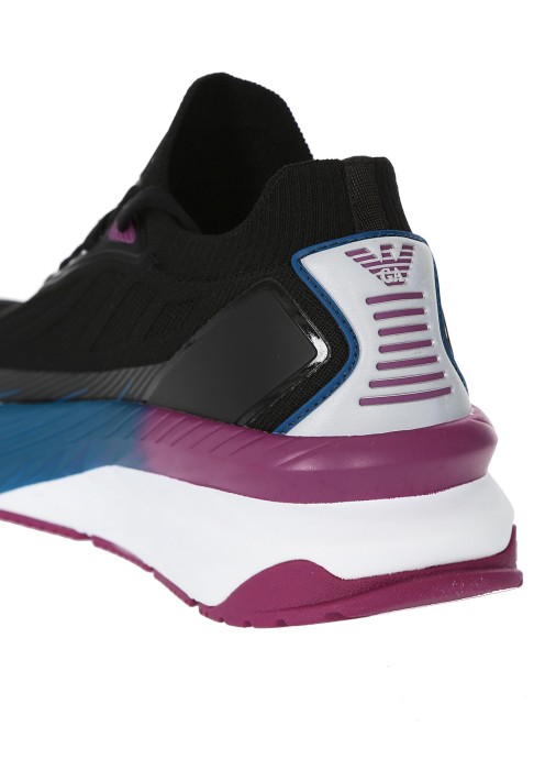 Товар черного цвета с внутренней стороны