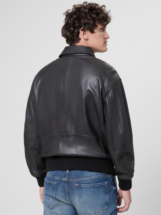 Товар черного цвета с внутренней стороны