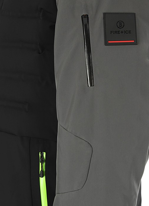 Товар черного цвета с внутренней стороны