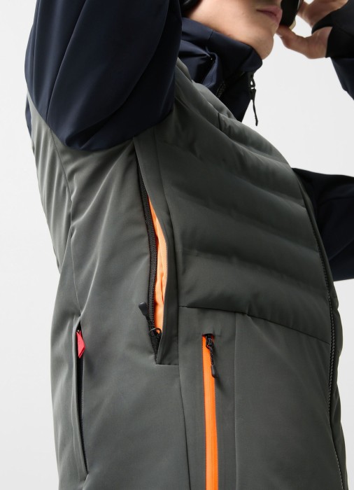 Товар хаки цвета с внутренней стороны