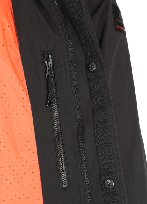 Товар черного цвета с внутренней стороны