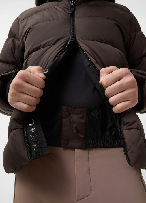 Товар коричневого цвета с внутренней стороны