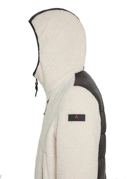 Товар бежевого цвета с внутренней стороны