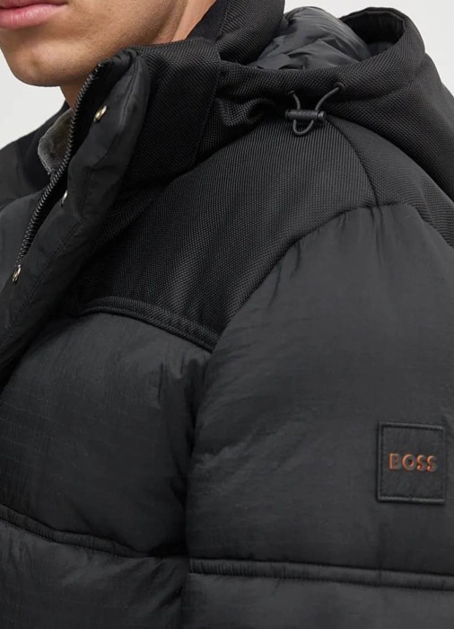 Товар черного цвета с внутренней стороны