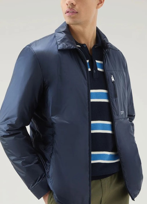 куртка мужская pertex padded shirt jacket  от бренда woolrich вид слева