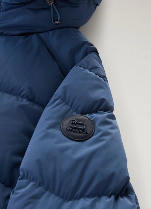 Товар черного цвета с внутренней стороны