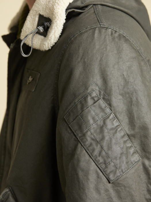 Товар зеленого цвета с внутренней стороны