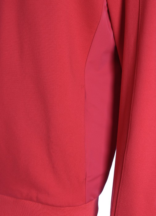 Товар красного цвета с внутренней стороны