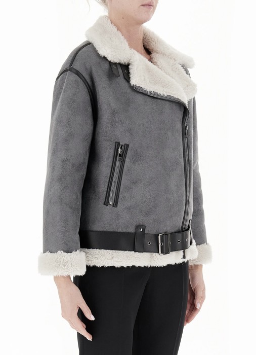 Товар серого цвета с внутренней стороны